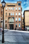Edificio histórico en una calle inclinada del casco antiguo de Toledo.