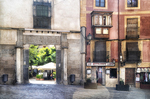 Arco de entrada entre edificios antiguos en el centro histórico de Toledo.
