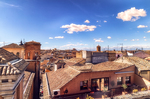 Vista elevada de tejados y monumentos del casco histórico de Toledo.