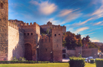 Muralla de Toledo iluminada por luz de atardecer.