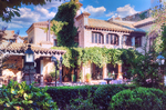 Jardín con edificio cubierto de vegetación en Toledo.