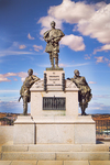 Monumento escultórico en una plaza histórica de Toledo.