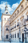 Fachada monumental con torre en el centro histórico de Toledo.