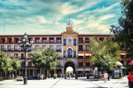 Plaza amplia con edificio histórico y soportales en Toledo.