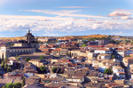 Panorámica de Toledo con tejados, monumentos y horizonte al fondo.