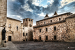 Plaza histórica con edificios de piedra y arquitectura monumental en Cáceres.