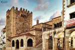 Torre y arcos históricos en la Plaza Mayor de Cáceres.