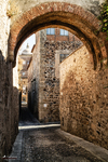 Arco de piedra en una calle del casco histórico de Cáceres.