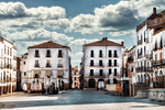 Plaza con edificios blancos tradicionales en el centro histórico de Cáceres.