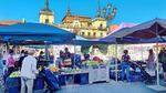 Plaza con terrazas y ambiente urbano junto a edificios históricos de León.
