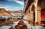 Soportales con terrazas en una plaza histórica de León.