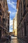 Calle del centro histórico de León con la catedral al fondo.