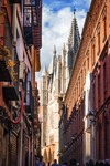Torre de la Catedral de León vista desde una calle estrecha.
