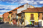 Calle con casas tradicionales de colores en el casco histórico de León.