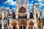Portada principal de la Catedral de León con rosetón y torres.
