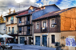 Casas antiguas con fachadas de piedra y ladrillo en una calle de León.