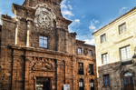 Fachada barroca de piedra en el casco histórico de León.