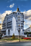 Edificio blanco monumental en una avenida de León.