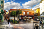 Plaza con terrazas y fachadas de colores en el centro de León.