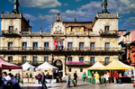 Plaza Mayor de León con soportales, mercado y edificios históricos.