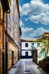 Calle del casco histórico de León con luz al fondo.