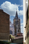 Torre de la Catedral de León vista entre edificios antiguos.
