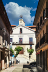Iglesia blanca al fondo de una calle estrecha en León.