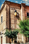 Edificio antiguo de ladrillo con vegetación en León.