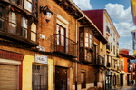 Fachadas tradicionales de madera y ladrillo en el casco histórico de León.