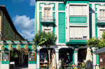 Edificio con fachada verde y balcones en el centro de León.