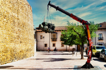 Rincón histórico con pozo y muro de piedra en León.