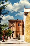 Torre de ladrillo junto a una iglesia histórica en León.