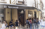 Terraza del bar El Galeón en una calle del centro de León.