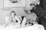 F. J. Pineda realizando una sesión con una modelo en un interior de estudio.