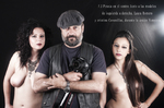 F. J. Pineda con cámara posando entre dos modelos, de la serie vampiros, sobre fondo oscuro.