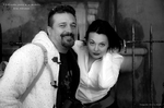 Retrato en blanco y negro de F. J. Pineda junto a Eva antes de su serie.