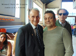 Manuel Ruiz de Lopera posando junto a F. J. Pineda, durante un encuentro o evento en interior.