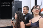 Acto público con varias personas junto a un micrófono, en El Vacie con la compañía Caravan.
