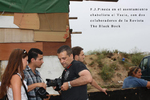 Entrevista o grabación en exterior con cámara y micrófono.