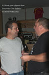 F. J. Pineda conversando durante una entrevista o encuentro público, con el director de En bruto.