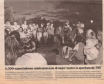 Recorte de prensa antiguo con fotografía de grupo y texto periodístico.
