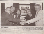 Recorte de prensa antiguo con varias personas en una entrega o reconocimiento.
