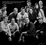 Retrato colectivo en blanco y negro de varias personas posando en grupo.
