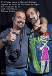 Dos hombres posando con gesto alegre en una fotografía de recuerdo.