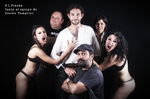 Grupo de personas posando en estudio sobre fondo oscuro.