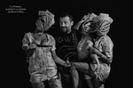 Dos personas caracterizadas con trajes voluminosos en una imagen artística en blanco y negro.
