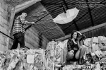 Fotografía en blanco y negro de un puesto o mercado con estructura metálica.