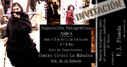 Invitación horizontal para exposición fotográfica con diseño negro y varias imágenes documentales.