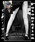 Cartel en blanco y negro de exposición fotográfica Inspiraciones con retrato masculino y piernas femeninas.