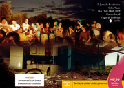 Cartel nocturno de muestra o espectáculo con grupo de personas iluminadas en un escenario.